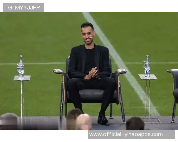 布斯克茨携妻儿共庆退役仪式迈阿密球迷齐聚致敬 布斯克茨携妻儿共庆退役仪式迈阿密球迷齐聚致敬