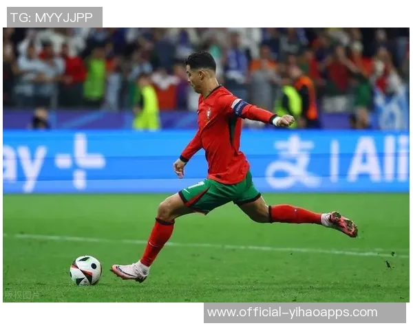 C罗社交媒体分享回归葡萄牙国家队照片帅气戴墨镜引发球迷热议 C罗社交媒体分享回归葡萄牙国家队照片帅气戴墨镜引发球迷热议