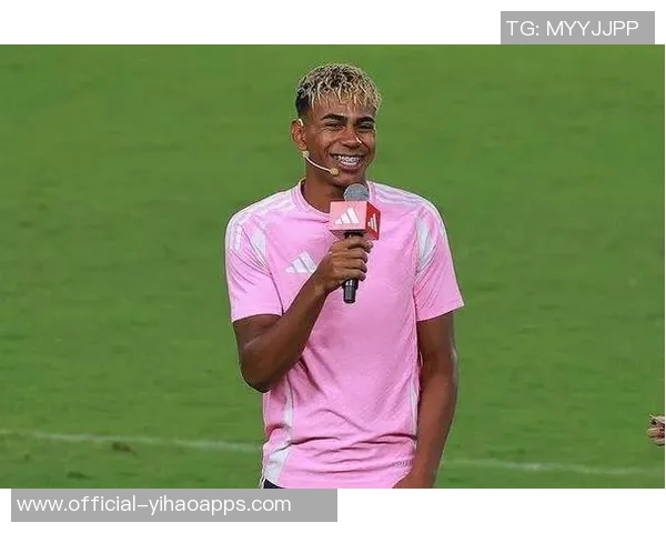 心系男友亚马尔复出战场女友热情助威全场目光聚焦 心系男友亚马尔复出战场女友热情助威全场目光聚焦