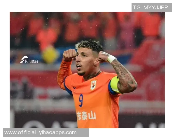 黄政宇凌空破门激情滑跪庆祝迎来泰山生涯第二球精彩瞬间