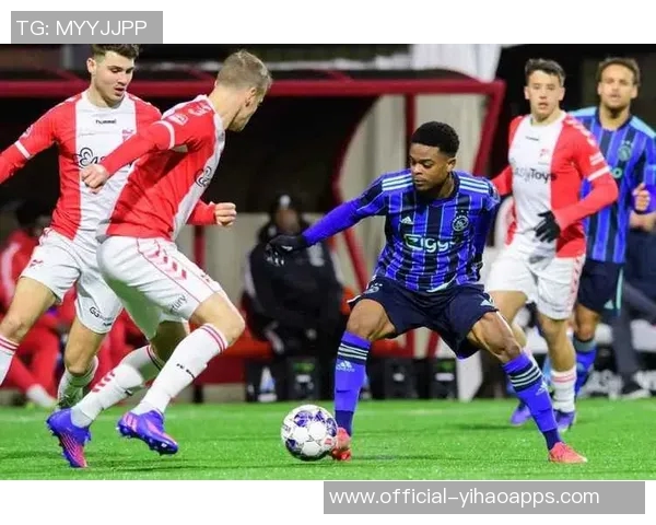 德国裁判茨瓦尔执法切尔西与阿贾克斯对决引发关注