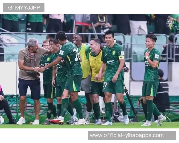 冬训季节北京国安新帅汉斯与罗德里戈携手出征球迷热情分享照片